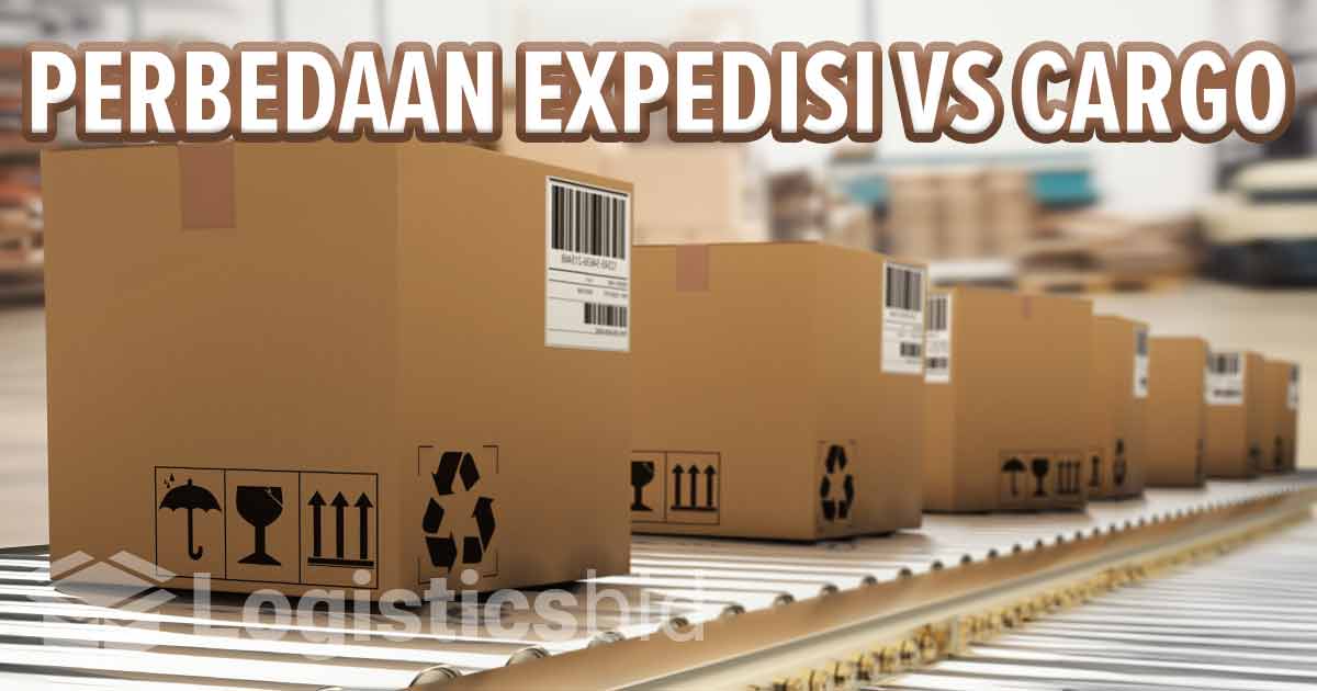 Box pengiriman dengan tulisan 'Perbedaan Expedisi vs Cargo' pada bagian atas